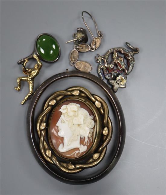 Mixed jewellery including 925 bangle, a pinchbeck cameo shell brooch, silver pendant etc.